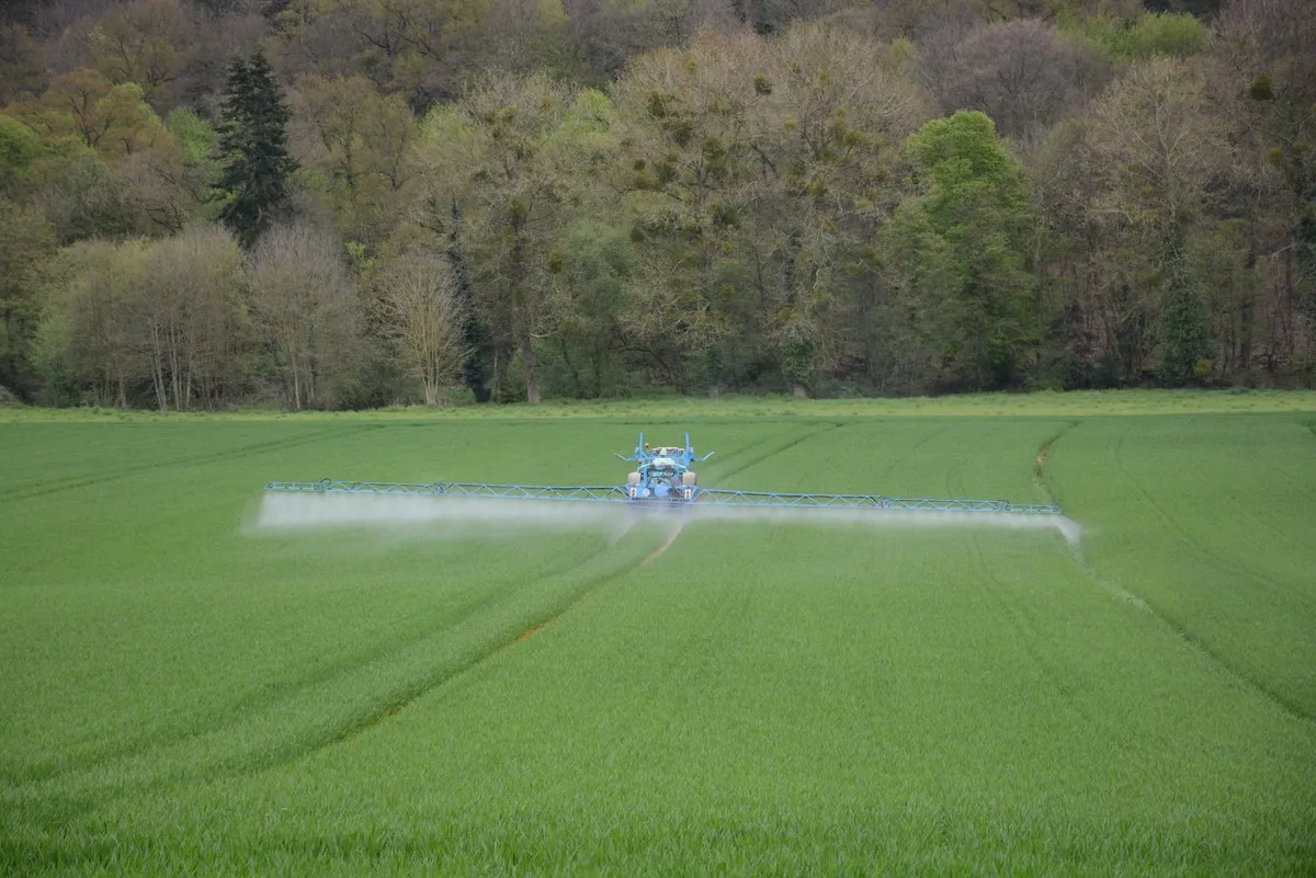Un tracteur en train de pulvériser du fongicide dans un champ de blé  - Illustration Cure d’amaigrissement pour la loi Entraves