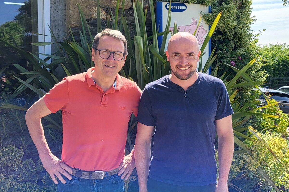 2 hommes devant une maison - Illustration Parole d’éleveur : Benoît, engagé dans la filière Porc Confiance depuis son installation