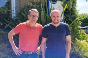 2 hommes devant une maison