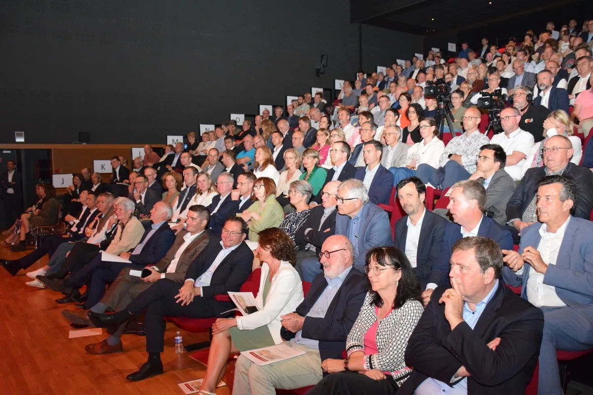Groupe de personnes assises dans un amphithéâtre