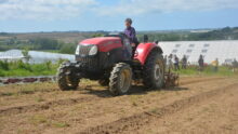 Camille Bescond sur son tracteur