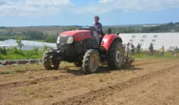 Camille Bescond sur son tracteur