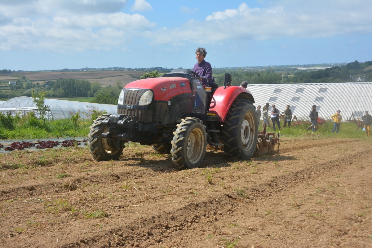 Camille Bescond sur son tracteur - Illustration Produire avec des outils autoconstruits
