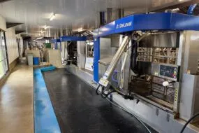 Des robots de traite de couleur bleue et de marque DeLaval
