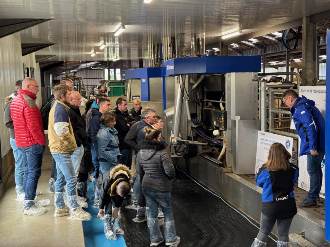 Le 19 mars 2025, la tournée de découverte de la traite robotisée des établissements Méheust de Lamballe est passée par le Gaec Corbic