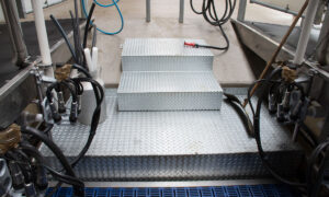 Des escaliers au fond d'une salle de traite