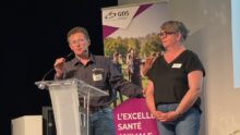 Un homme et une femme à la tribune de l'assemblée générale de GDS Bretagne