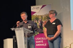 Un homme et une femme à la tribune de l'assemblée générale de GDS Bretagne