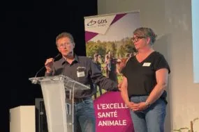 Un homme et une femme à la tribune de l'assemblée générale de GDS Bretagne