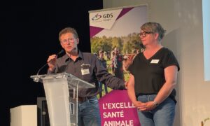 Un homme et une femme à la tribune de l'assemblée générale de GDS Bretagne