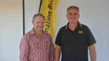 Patrik Sastre-Coader et Sébastien Abgrall devant un drapeau de la Coordination rurale