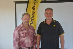 Patrik Sastre-Coader et Sébastien Abgrall devant un drapeau de la Coordination rurale