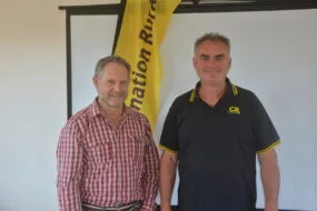 Patrik Sastre-Coader et Sébastien Abgrall devant un drapeau de la Coordination rurale