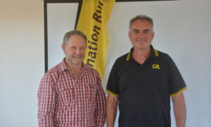 Patrik Sastre-Coader et Sébastien Abgrall devant un drapeau de la Coordination rurale