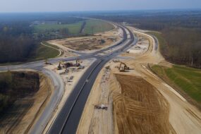 Vue aérienne de construction d'une autoroute