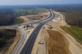 Vue aérienne de construction d'une autoroute