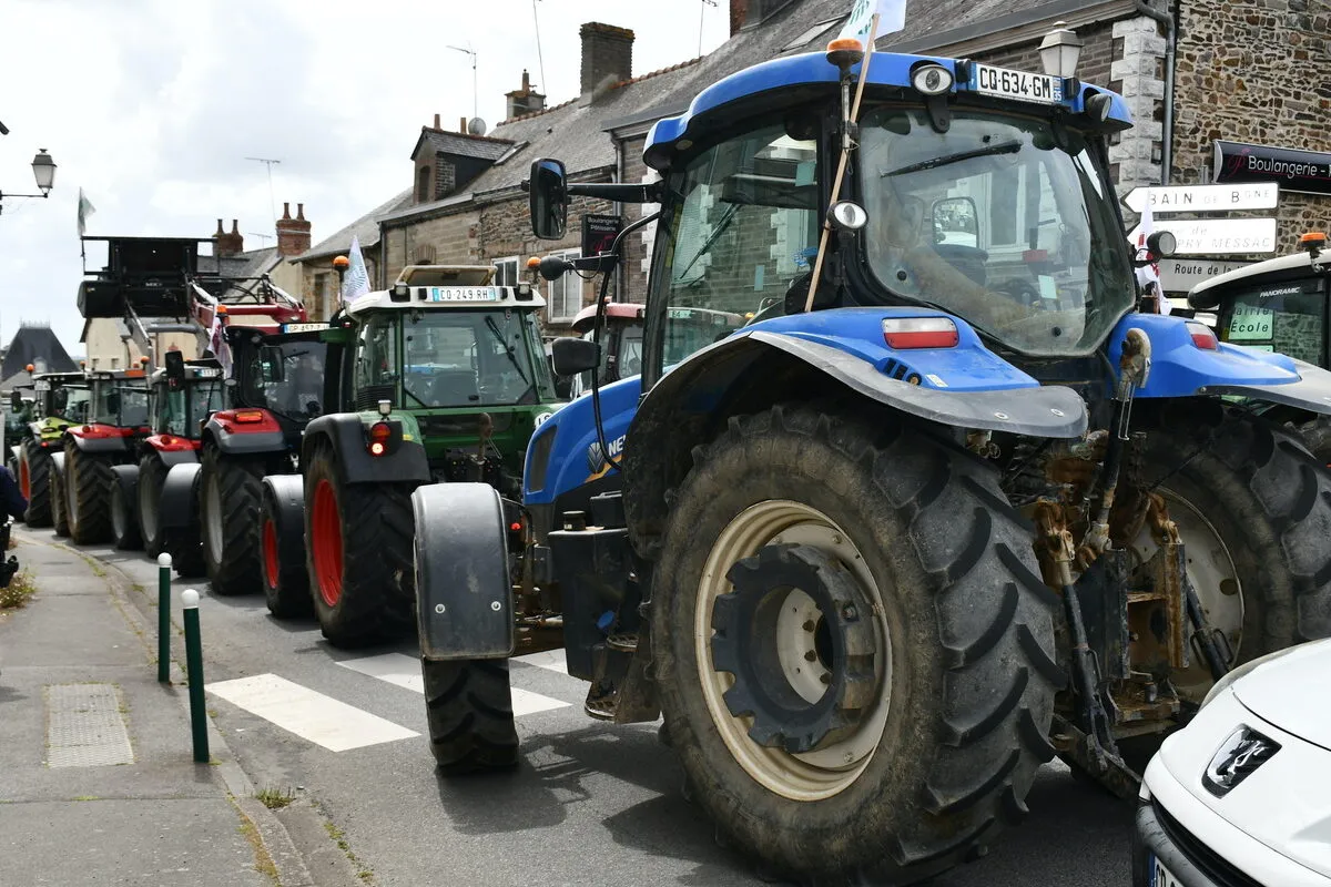 File de tracteurs dans la rue - Illustration Une obstruction « méprisant les agriculteurs »