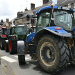 File de tracteurs dans la rue