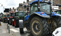 File de tracteurs dans la rue