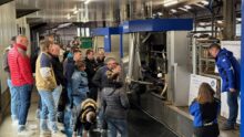 Un groupe de personnes devant un robot de traite