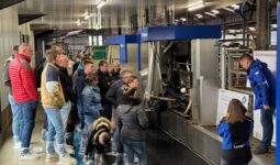 Un groupe de personnes devant un robot de traite