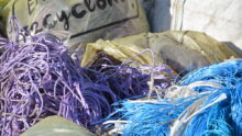 Un tas de déchets agricoles à recycler : ficelles, filets à foin...