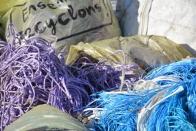 Un tas de déchets agricoles à recycler : ficelles, filets à foin...