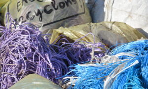 Un tas de déchets agricoles à recycler : ficelles, filets à foin...