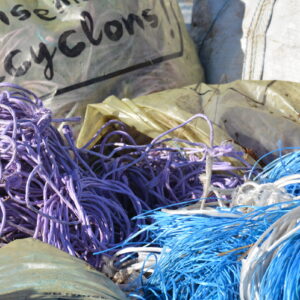 Un tas de déchets agricoles à recycler : ficelles, filets à foin...