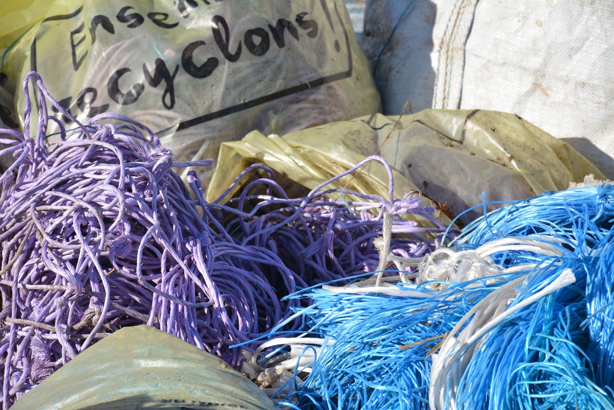 Un tas de déchets agricoles à recycler : ficelles, filets à foin... - Illustration Économiser des matières premières grâce au recyclage