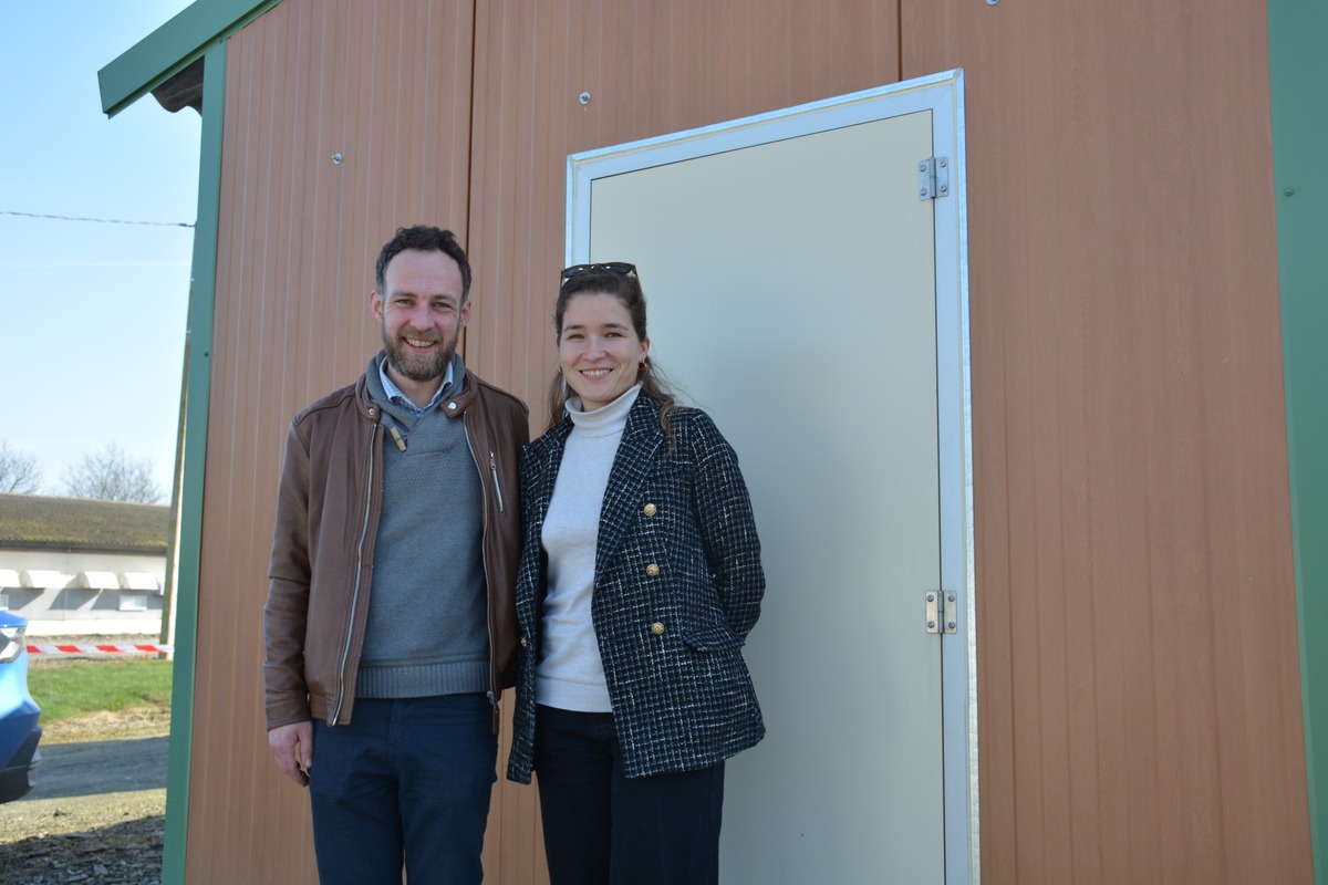 Un couple devant la porte d'un poulailler - Illustration Trois poulaillers rénovés à neuf