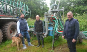 Thierry Houel, Christophe et Hubert le Coz devant un injecteur de lisier.