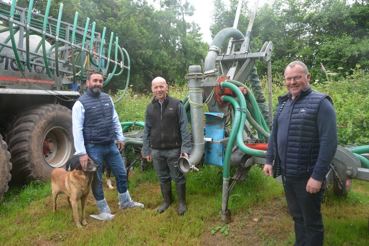Thierry Houel, Christophe et Hubert le Coz devant un injecteur de lisier. - Illustration Moins d’émission, plus d’azote pour les plantes