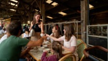 Une famille prend son petit déjeuner à la ferme