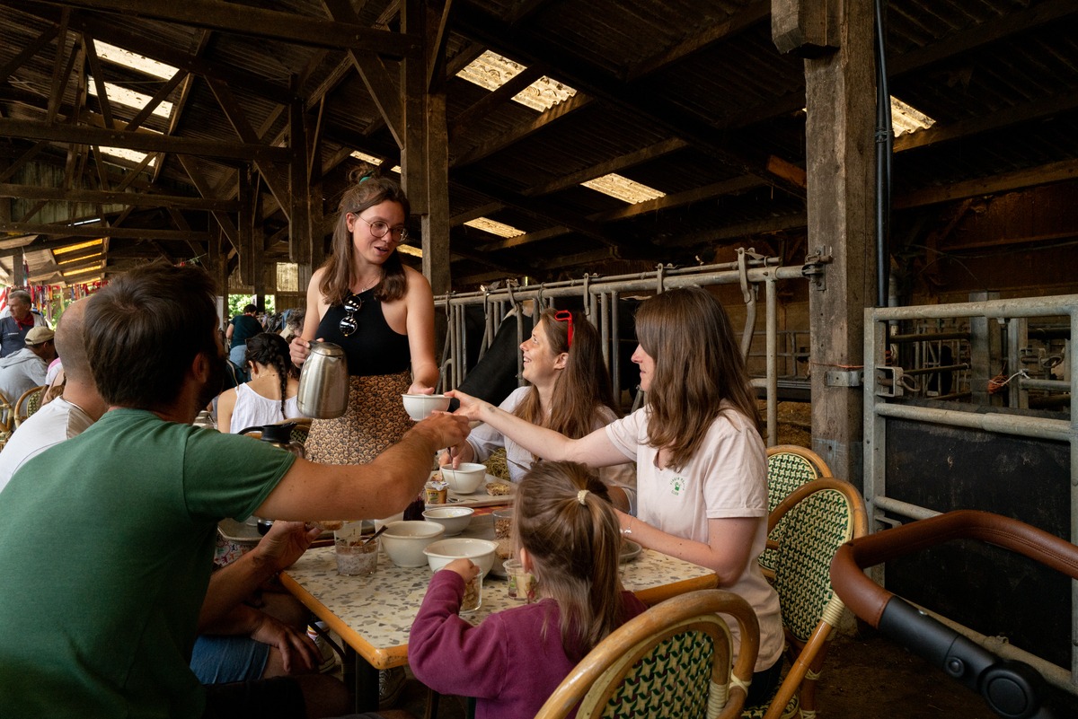 Une famille prend son petit déjeuner à la ferme - Illustration Fête du lait bio, le dimanche 15 juin