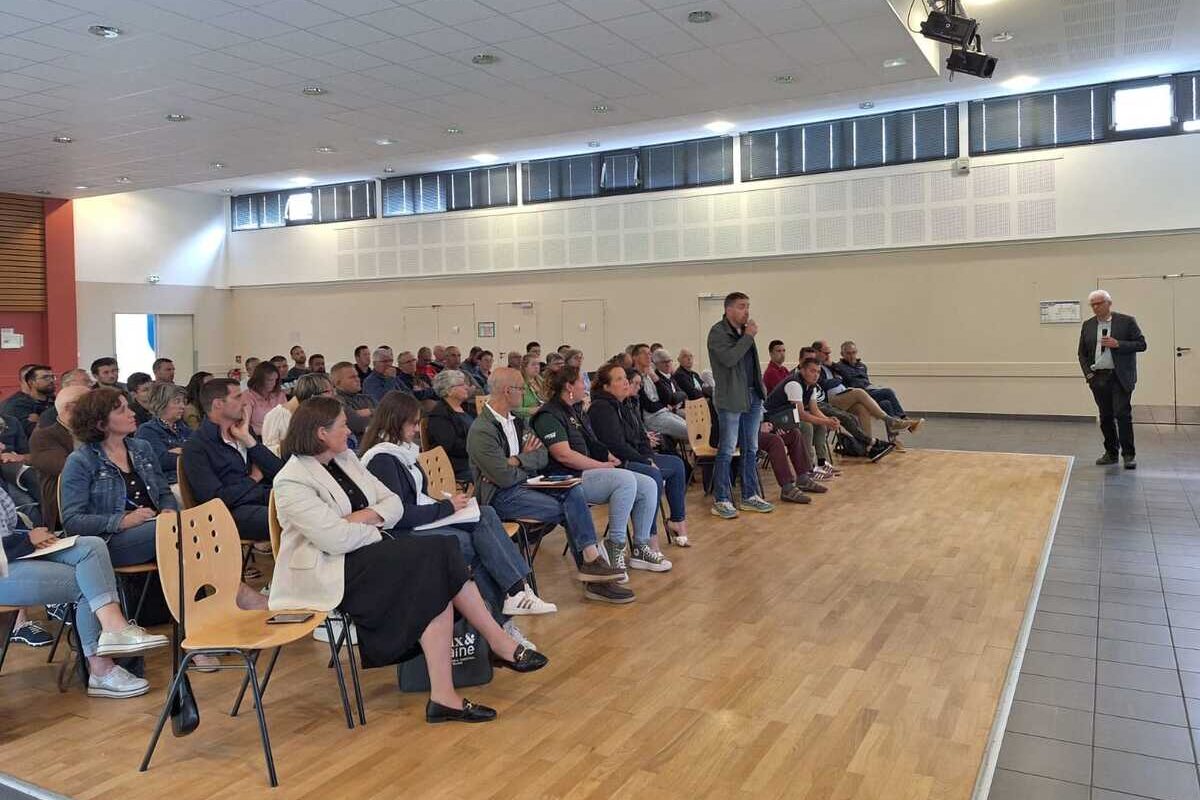 Des gens dans un salle de réunion - Illustration FDSEA et JA 35 s’invitent aux réunions