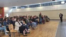 Des gens dans un salle de réunion
