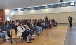 Des gens dans un salle de réunion