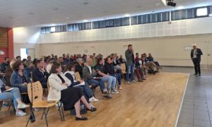 Des gens dans un salle de réunion