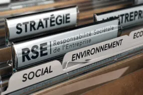 Des étiquettes dans un classeur de rangement de dossier