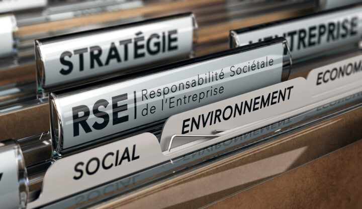 Des étiquettes dans un classeur de rangement de dossier