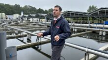 Julien Vicario, directeur aquacole chez Maïsadour, à la pisciculture de Langolen dans le Finistère