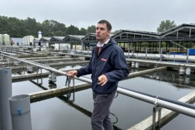 Julien Vicario, directeur aquacole chez Maïsadour, à la pisciculture de Langolen dans le Finistère