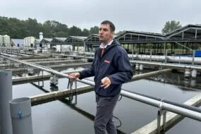 Julien Vicario, directeur aquacole chez Maïsadour, à la pisciculture de Langolen dans le Finistère