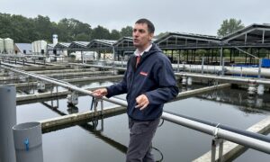 Julien Vicario, directeur aquacole chez Maïsadour, à la pisciculture de Langolen dans le Finistère