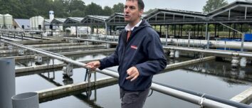 Julien Vicario, directeur aquacole chez Maïsadour, à la pisciculture de Langolen dans le Finistère