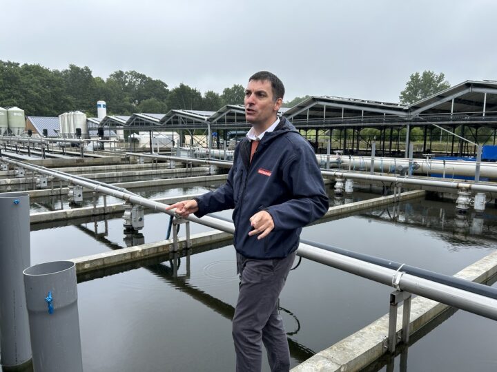 Julien Vicario, directeur aquacole chez Maïsadour, à la pisciculture de Langolen dans le Finistère
