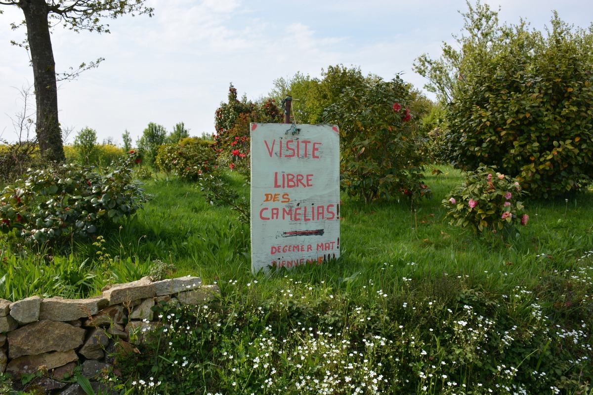 Panneau placé en bord de route invitant à visiter
le jardin.