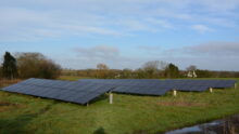 Des panneaux photovoltaïque au sol dans une prairie