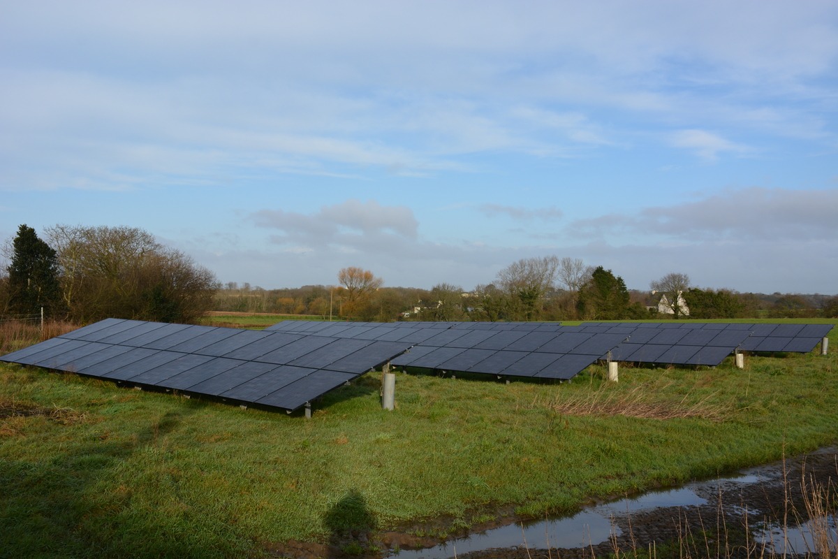 Des panneaux photovoltaïque au sol dans une prairie - Illustration Une centrale au sol pour de l’autoconsommation